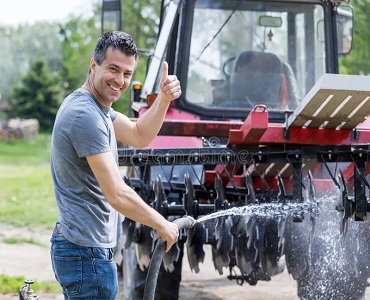 Folyó Víz vs. Profi Vegyszer: Mennyit Pazarol egy Traktor Mosásakor?